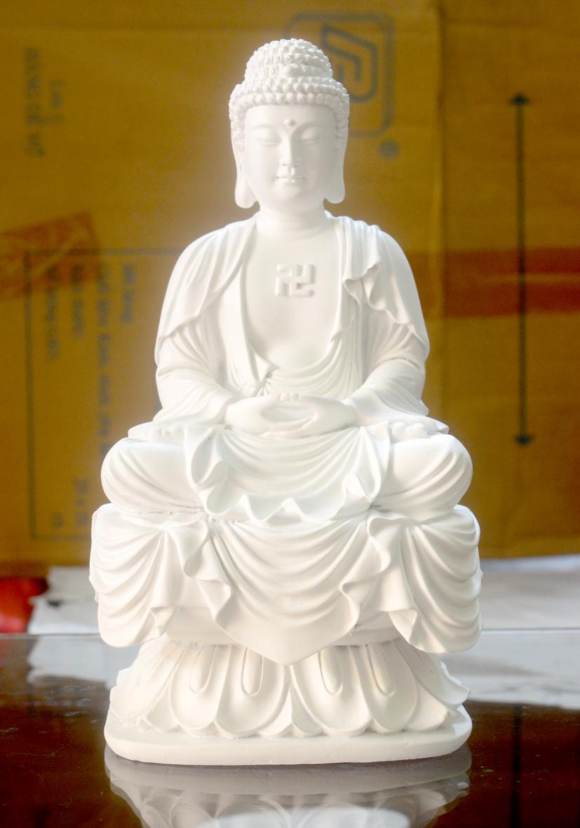 Tượng đức Phật A Di Đà là một tác phẩm tuyệt đẹp, tản bộ trong vườn hoa tưởng như đưa chúng ta đến với miền đất Phật linh thiêng. Nhân danh đức Phật, hình tượng Phật A Di Đà đang được tôn vinh rộng rãi, đem lại niềm tin, tâm linh cho mọi người.
