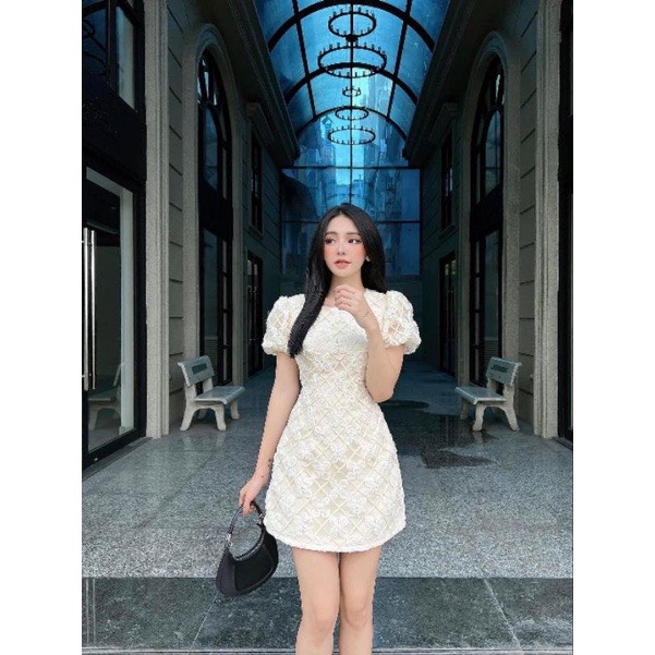 Đầm ren hoa nổi hở lưng nơ dễ thương