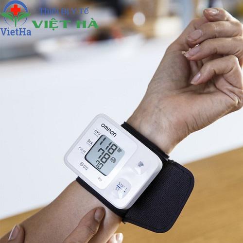 Máy đo huyết áp cổ tay Omron HEM-6161