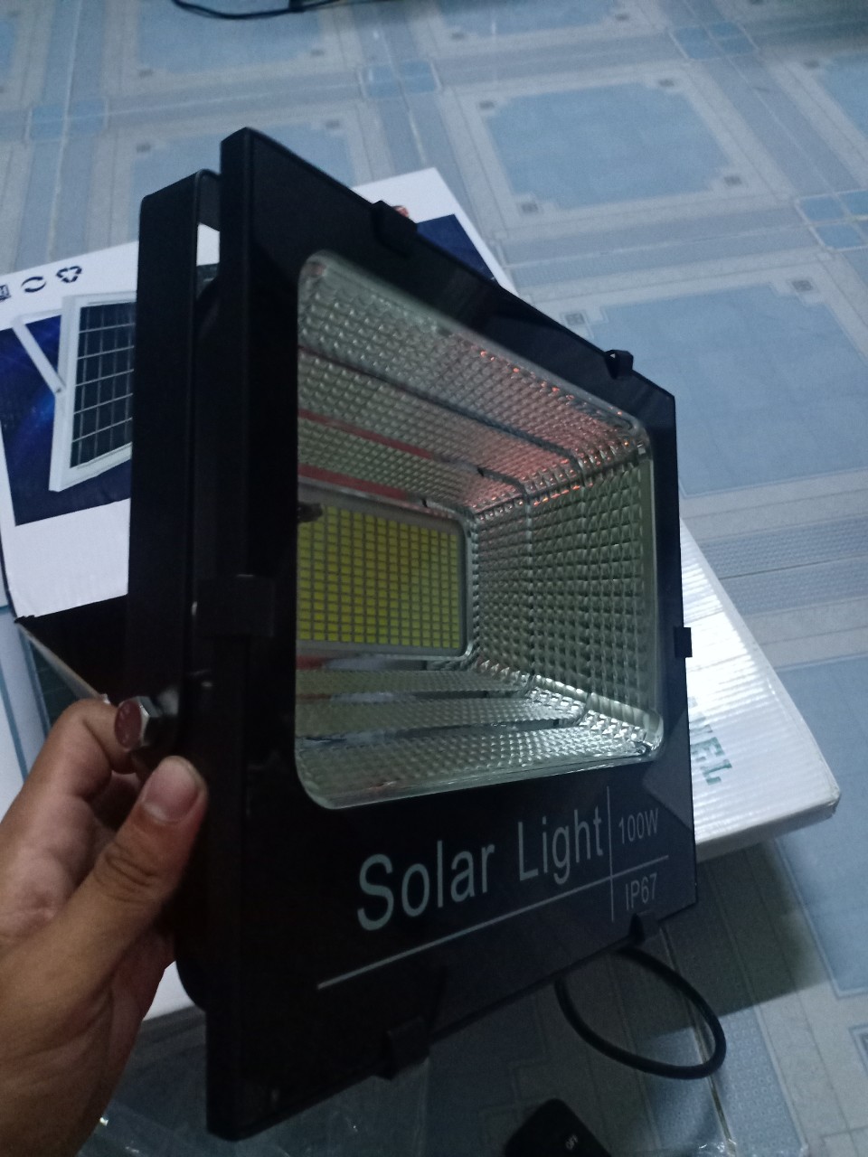 Đèn pha năng lượng mặt trời 100W