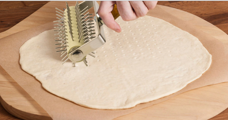 Con lăn gai tạo lỗ đế bánh pizza