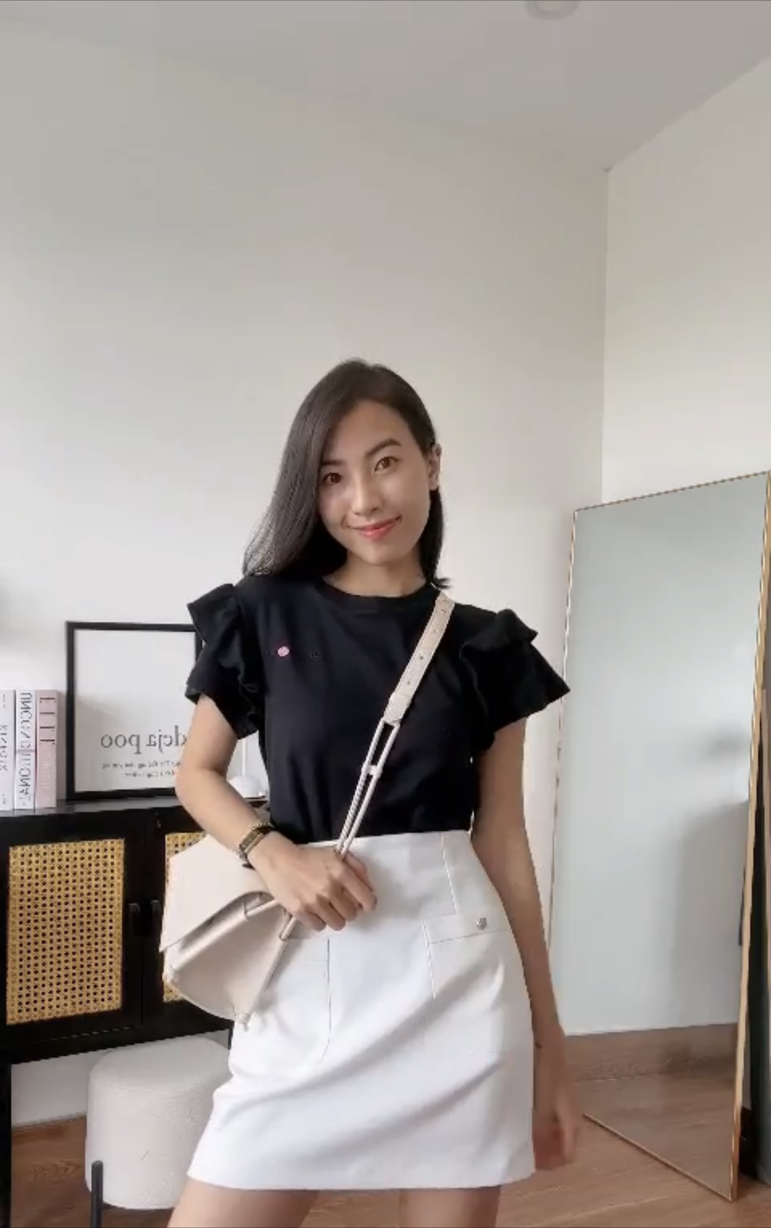 Chân váy hai túi đính nút (Trắng) - YV LE & CO