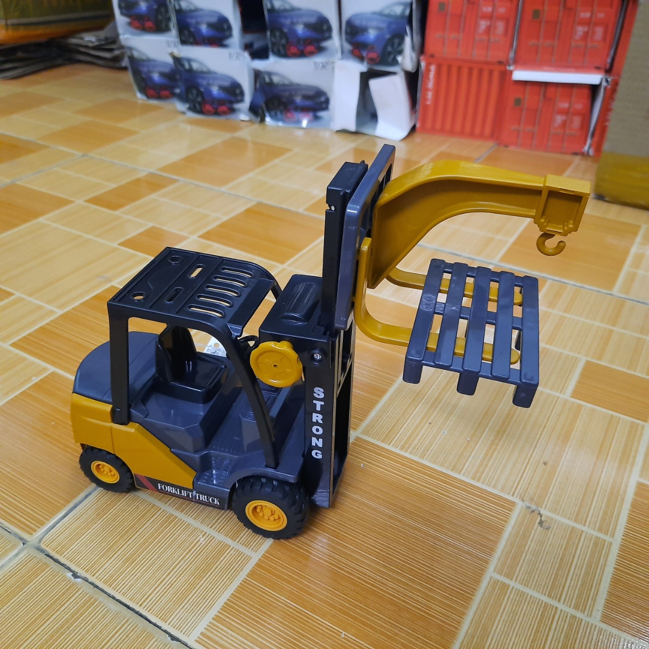 Xe nâng đồ chơi trẻ em bằng nhựa