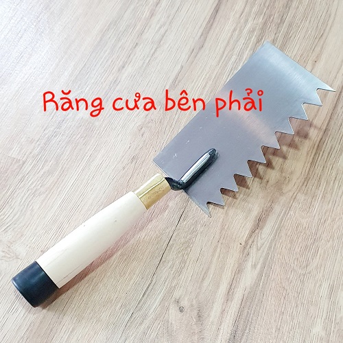 Bay Xây Tô Rãnh Răng Cưa Tam Giác Đều Cạnh 2cm Lưỡi Thép 9x165cm Cán Gỗ Đuôi Bọc Nhựa Đen ( răng phải))