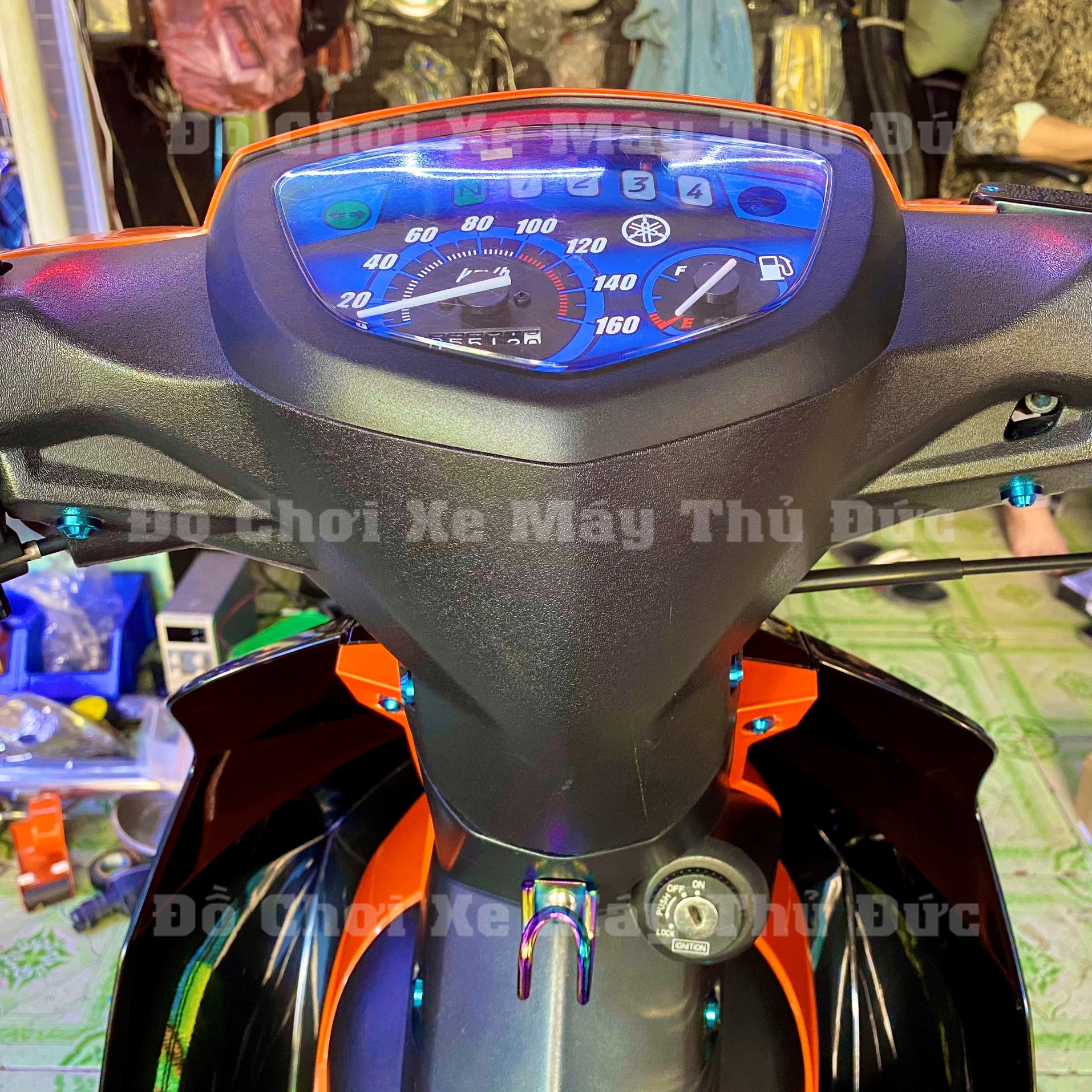 Ốc titan 5li xoắn gắn dàn áo yamaha