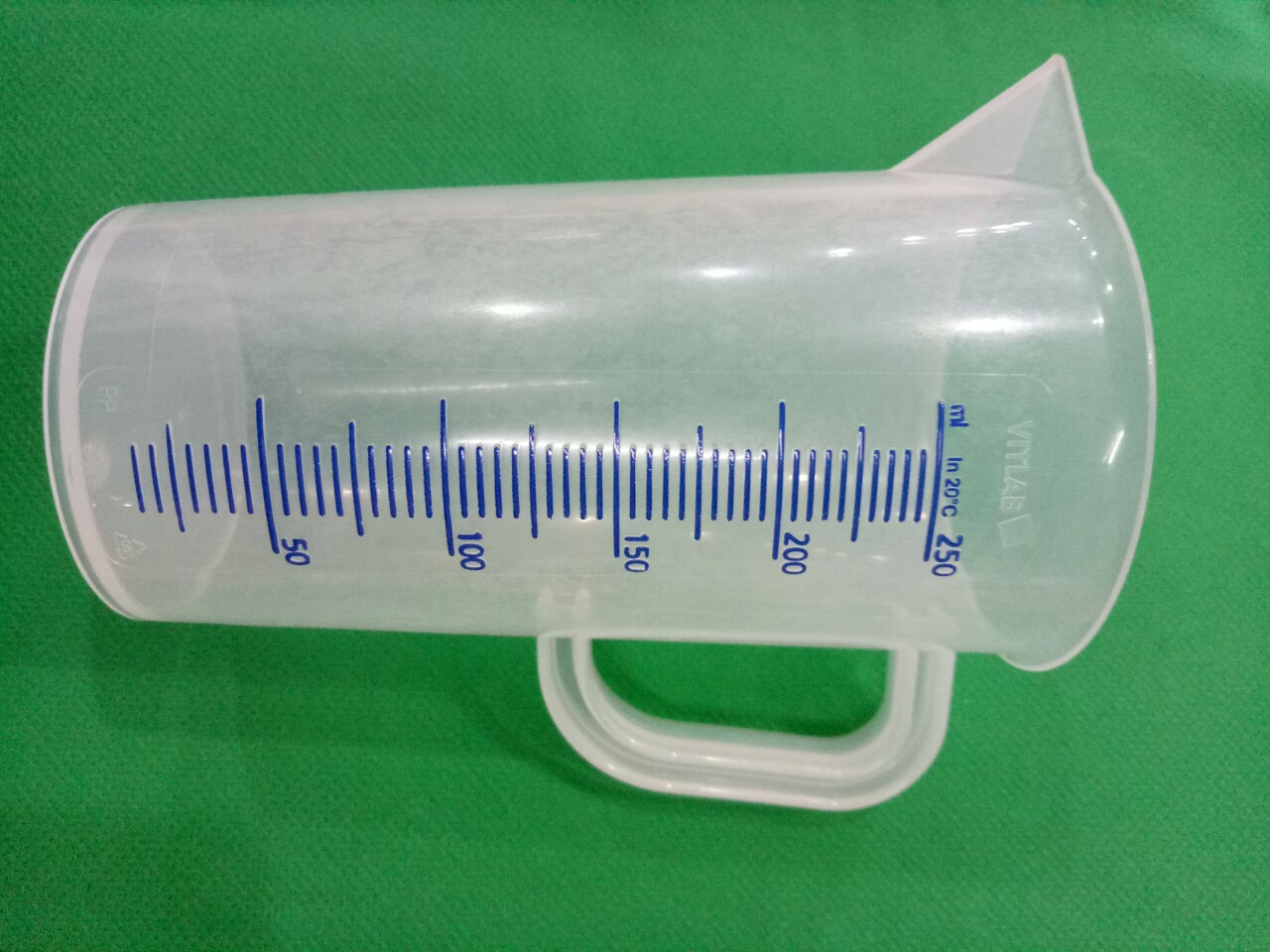 Ca nhựa PP vạch nổi xanh 250ml VITLAB