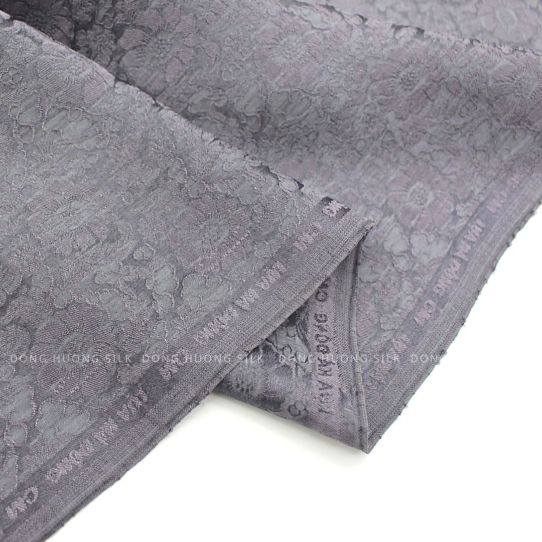 Vải Lụa Tơ Tằm Satin Hoa Cúc Ghi Chì – LHVS073