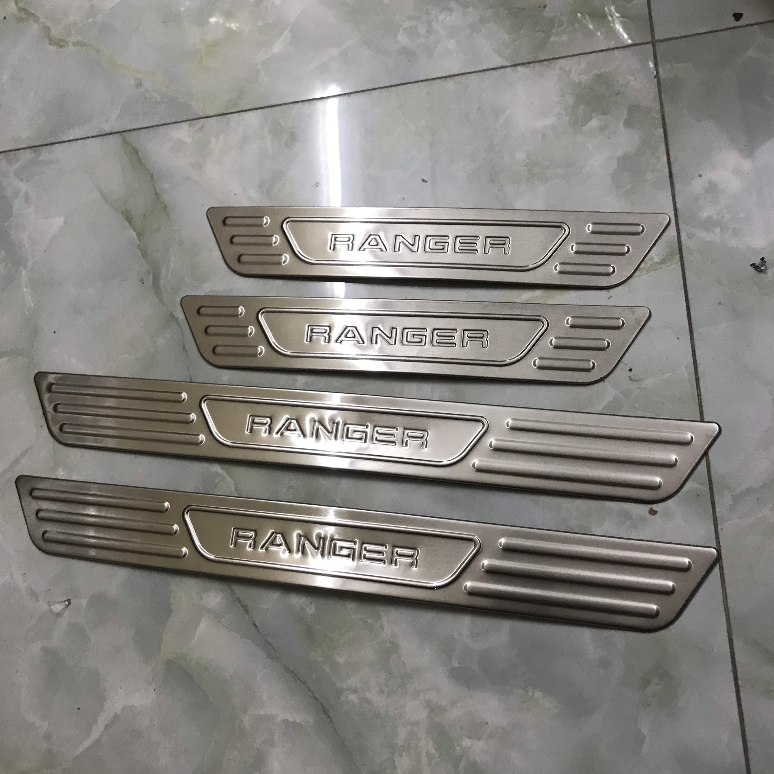 Ốp bậc ngoài INOX xe Ford Ranger 2016-2021