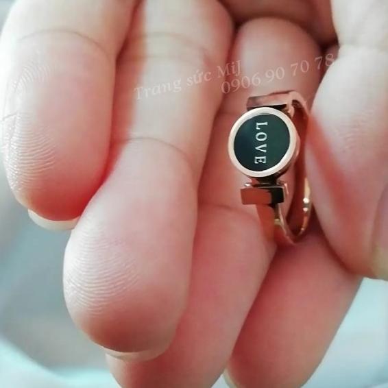 NHẪN TITAN MẠ VÀNG HỒNG MẶT TRÒN ĐEN LOVE