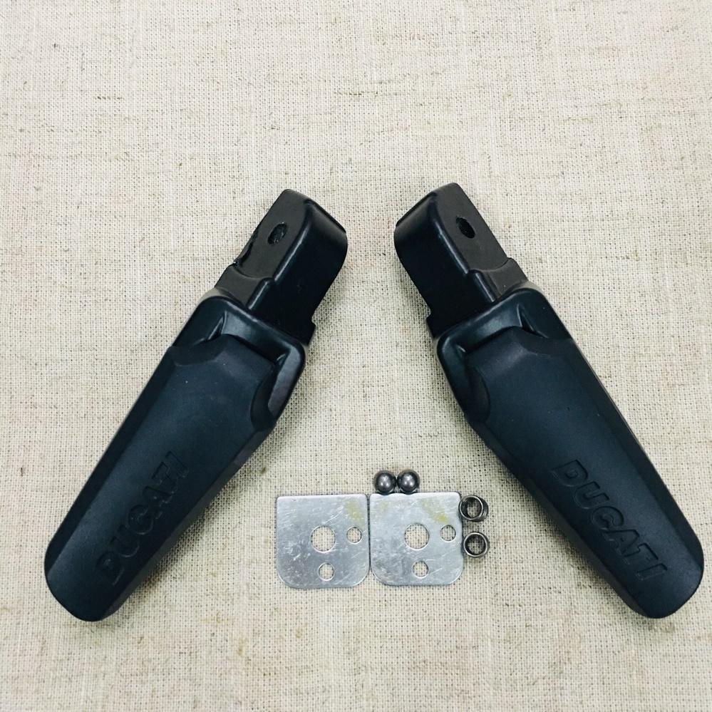 Cặp gác chân sau kiểu DUCATI gắn các dòng xe máy (màu full đen)