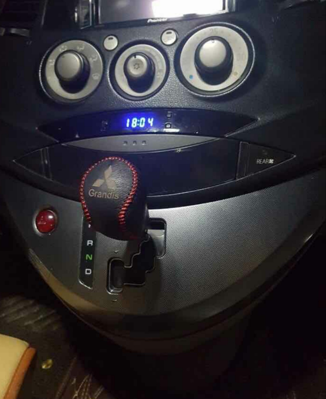 Bọc da cần số Mitsubishi Grandis (AT) số tự động