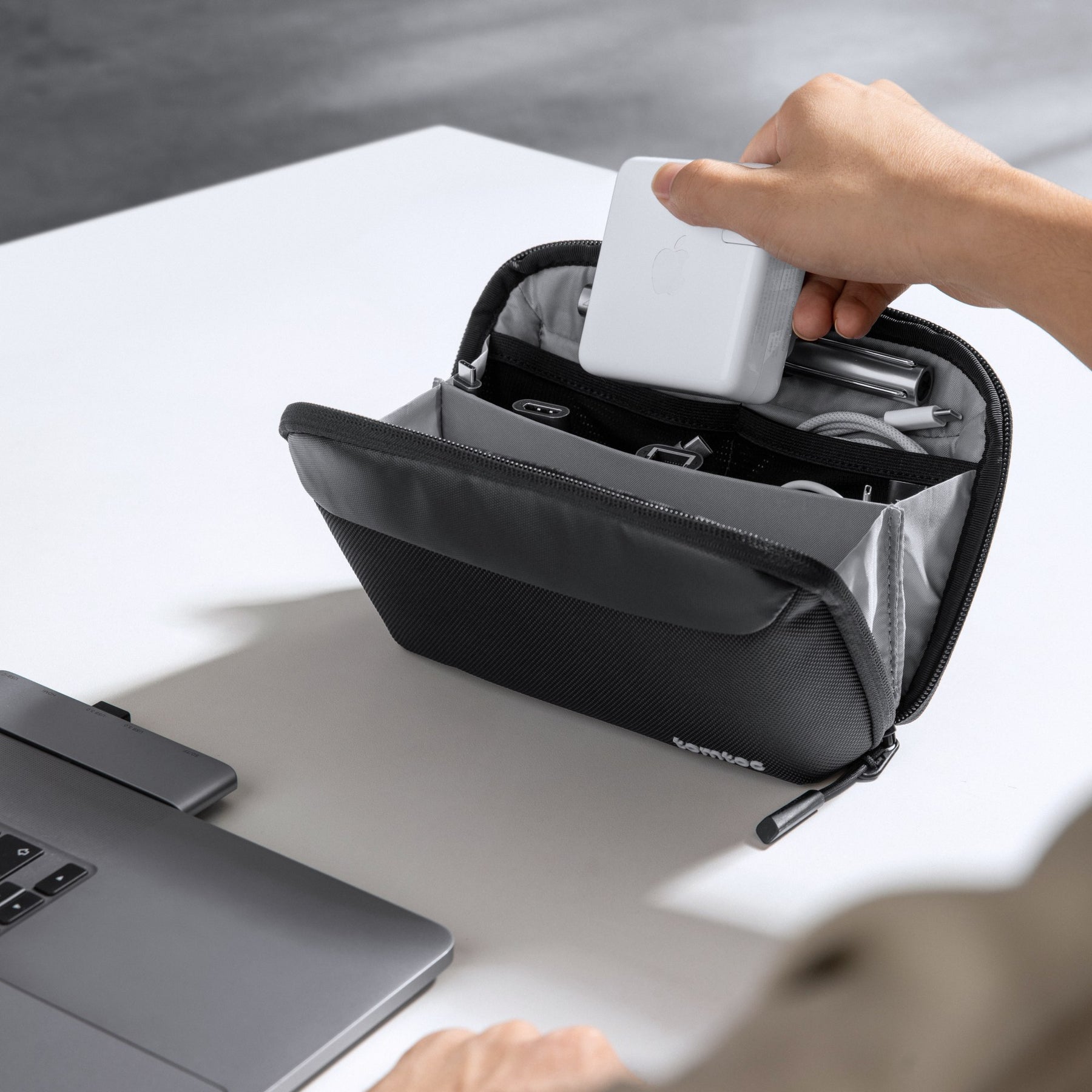 Túi đựng phụ kiện công nghệ Tomtoc Navigator Pouch – T13