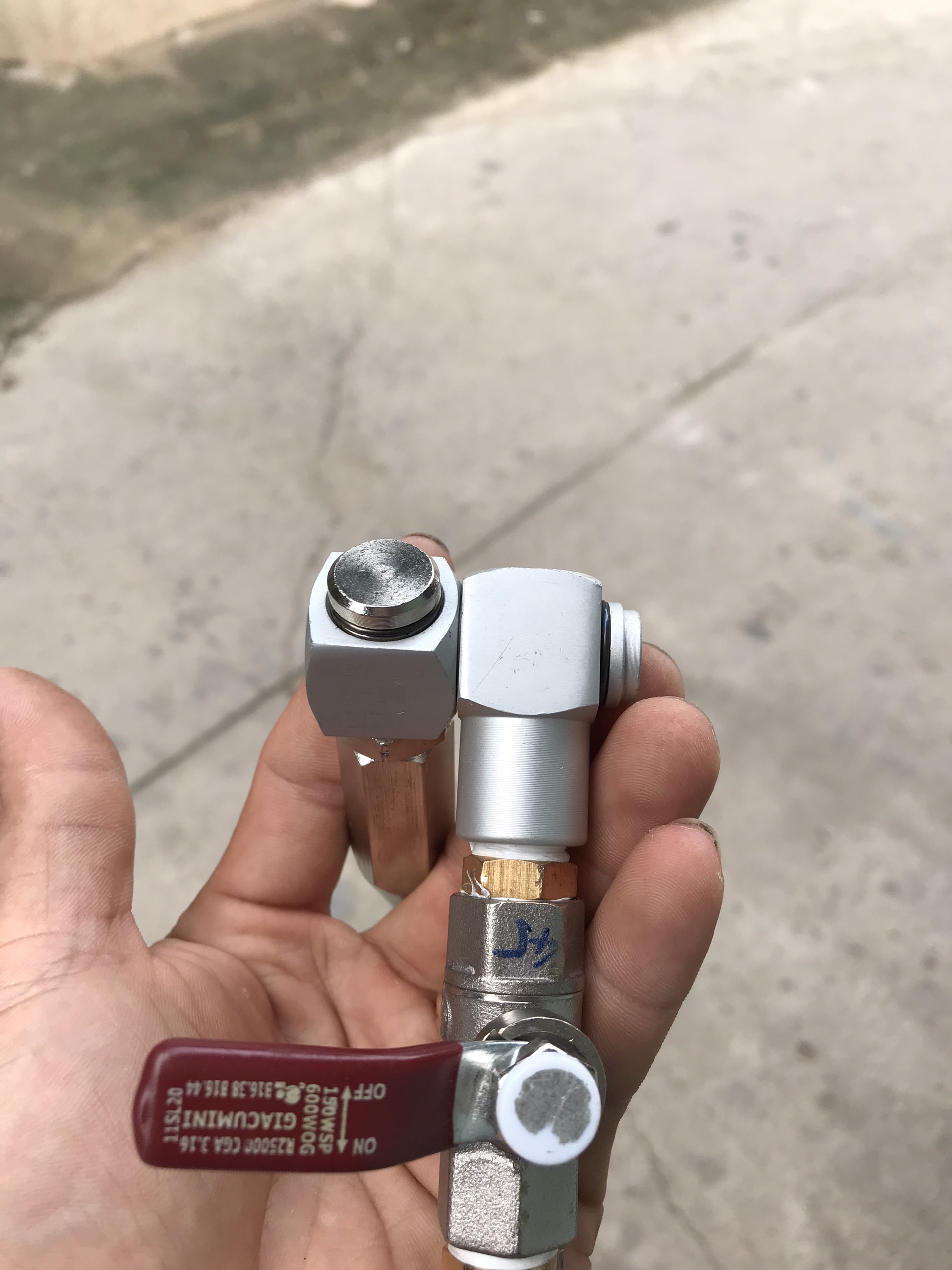[HCM]  Combo đầu xịt vệ sinh máy lạnh xoay 360 độ ( Lắp đặt hoàn chỉnh )