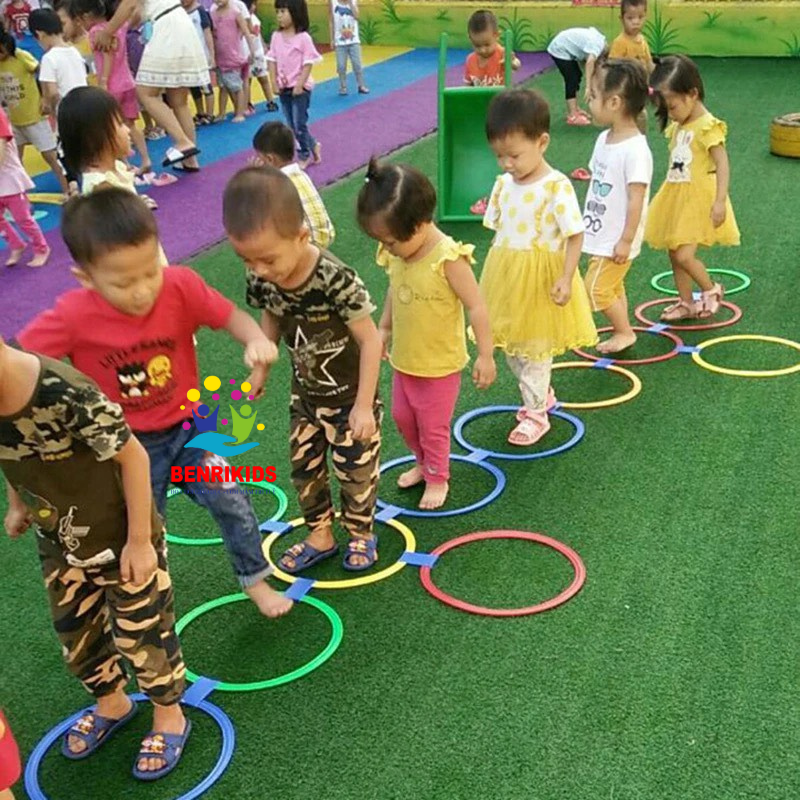 Đồ Chơi Vận Động Trẻ Em Sét 10 Vòng Nhựa Size To Cho Bé Vui Chơi Tập Nhảy Lò Cò