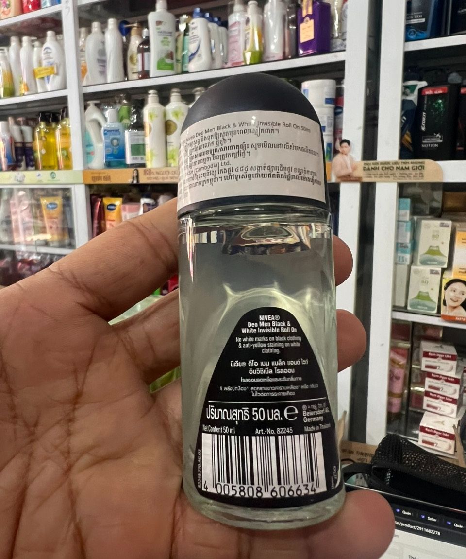 Lăn khử mùi Nivea Men Invisible For Black & White chai 50ml