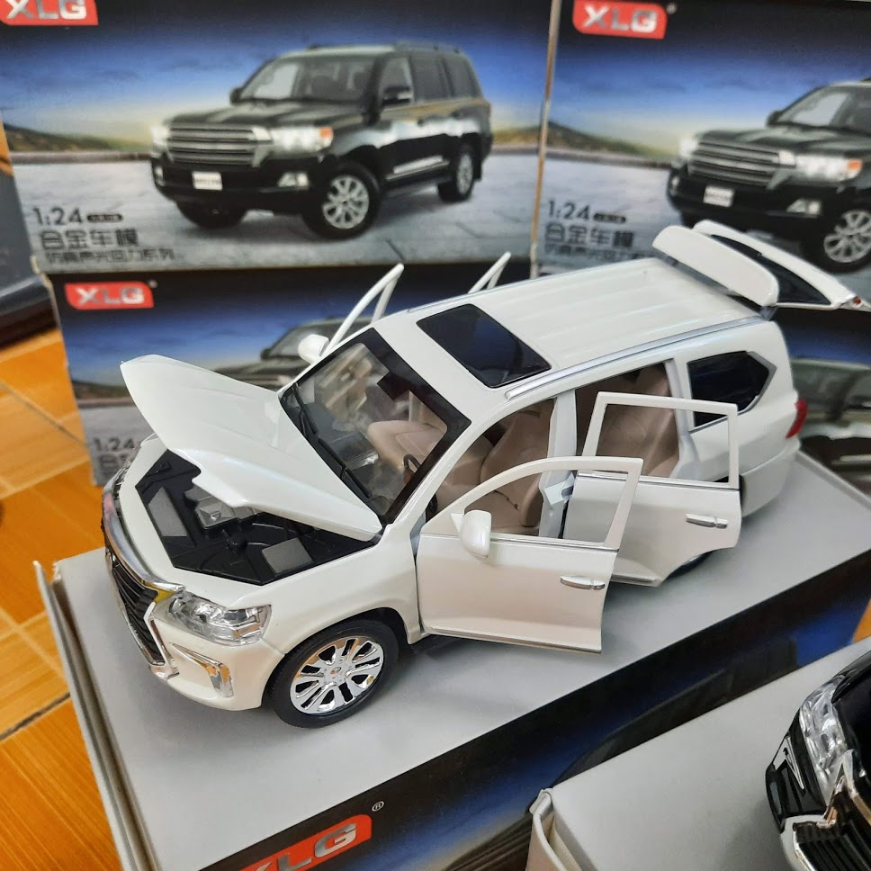 Xe mô hình ô tô Lexus LX570 tỉ lệ 1:24 mô hình bằng sắt mở các cửa có âm thanh và đèn