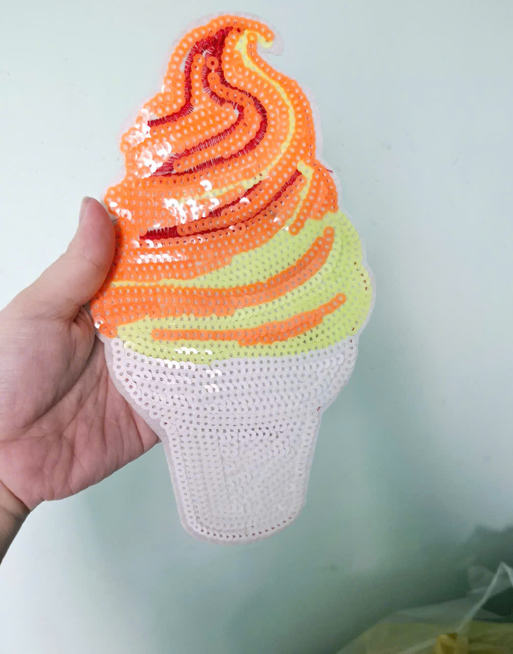 Hình kim sa trang trí ủi nhiệt lên áo