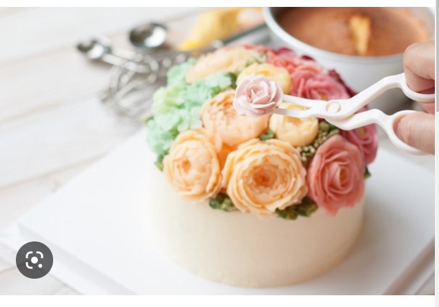 Kéo nhựa gắp bông kem ( màu ngẫu nhiên )