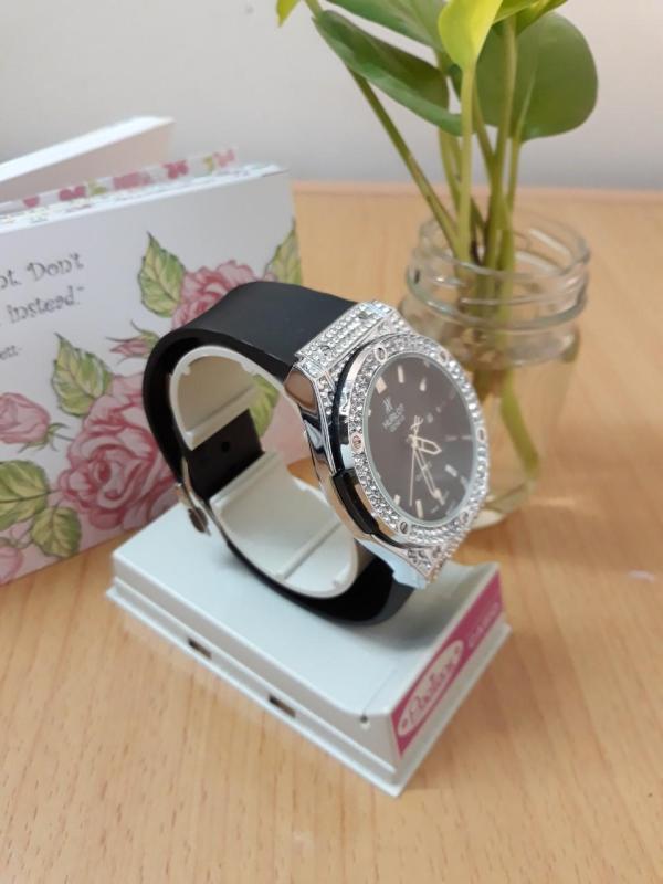 Nơi bán Đồng hồ thời trang nữ HL160 dây cao su thơm + mặt đính đáng sang trọng size 36mm