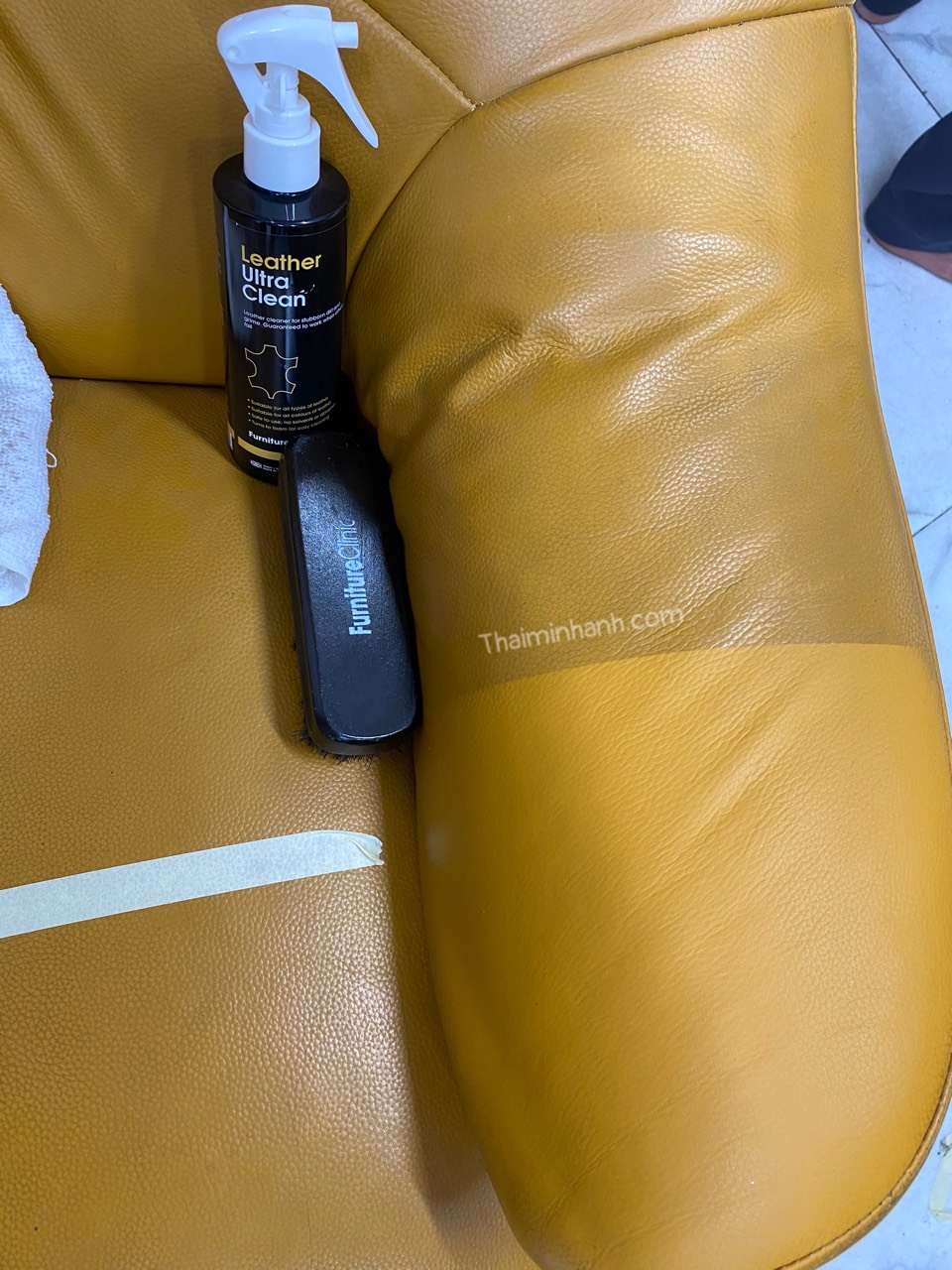 Vệ sinh ghế sofa da hãng Furniture Clinic nước Anh an toàn cho chất liệu da thật - Leather Ultra Clean 500ml