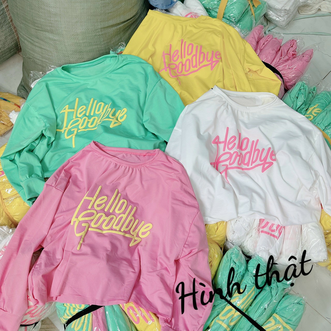 Áo croptop in chữ nổi