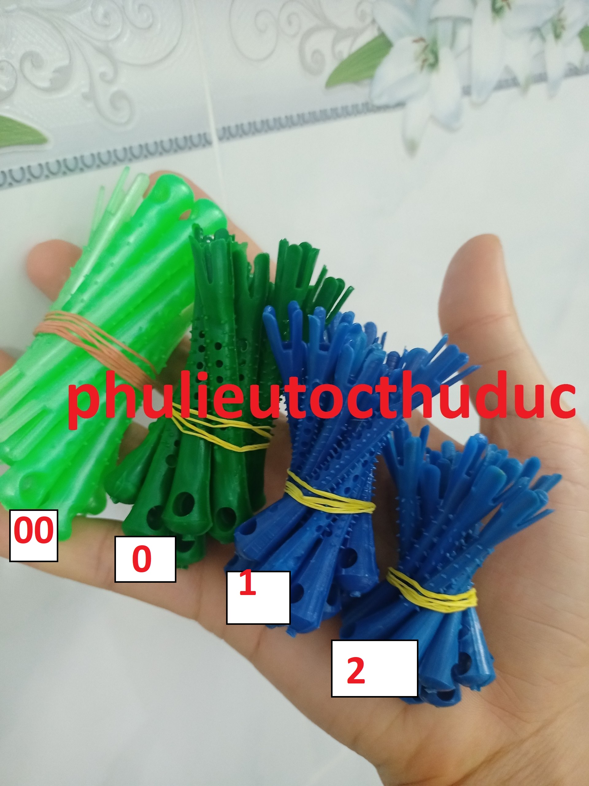 Trục uốn tóc Xương Gà có 4 kích cỡ, mỗi bó 12 trục