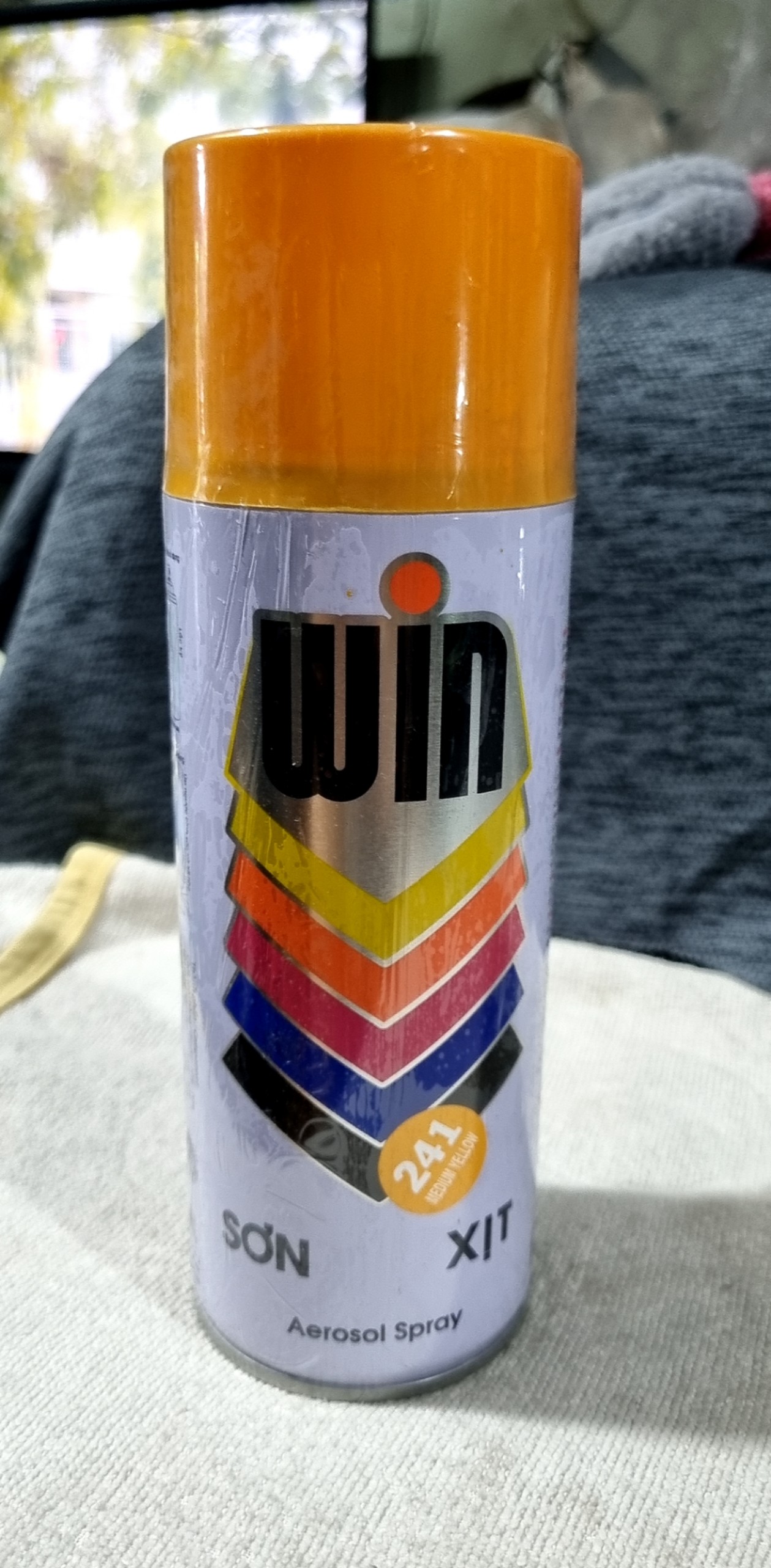 Sơn xịt màu vàng đậm A241  WIN ( 400 ml ) ( như hình)