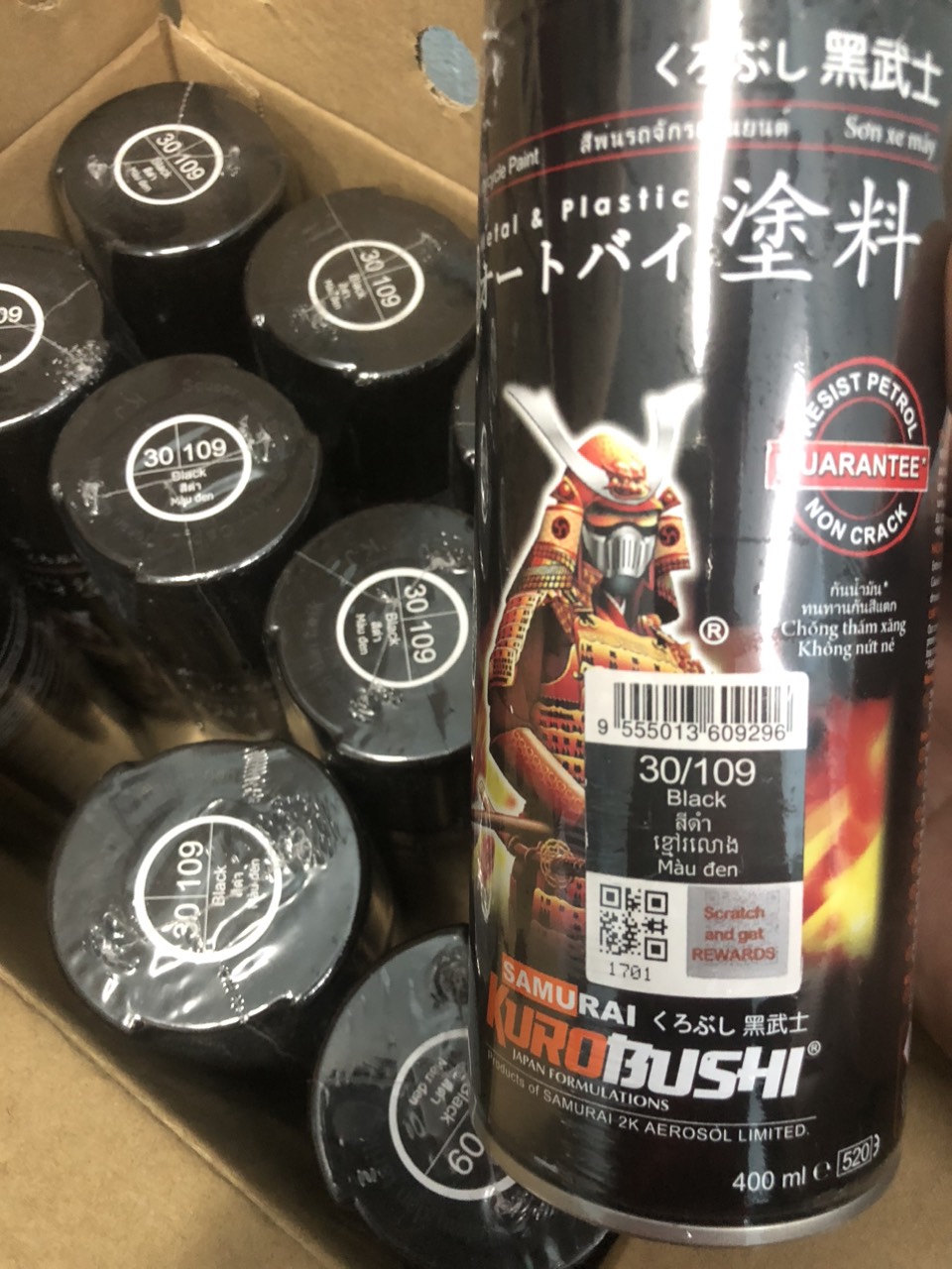 Sơn xịt Samurai màu Đen Bóng - 109 (400 ml). Chống rạn nứt, kháng xăng