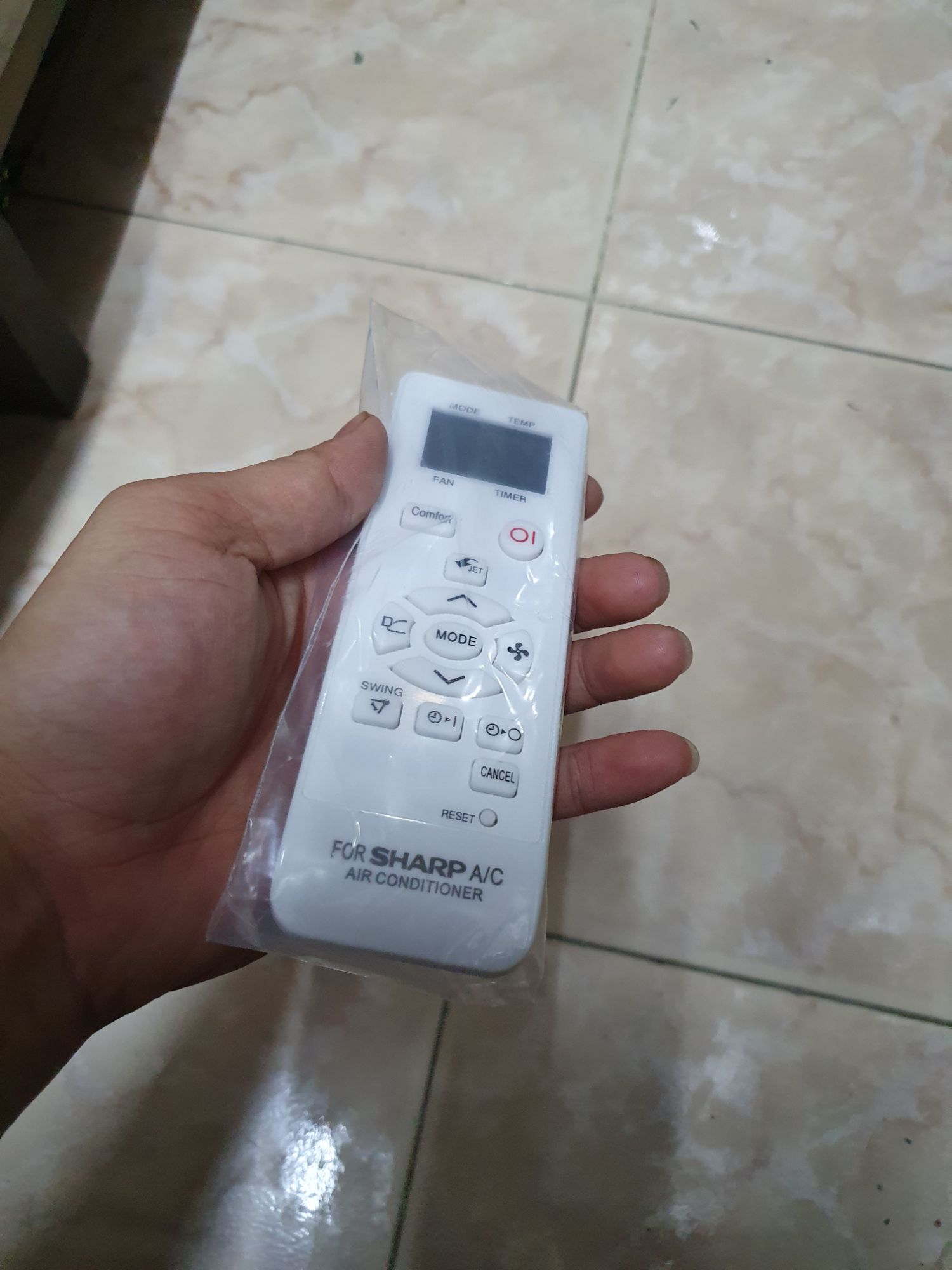 điều khiển điều hòa sharp trắng