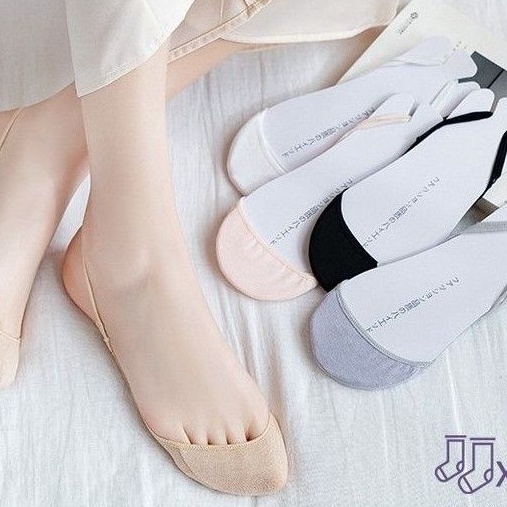 Vớ lười mang giầy cao gót và búp bê