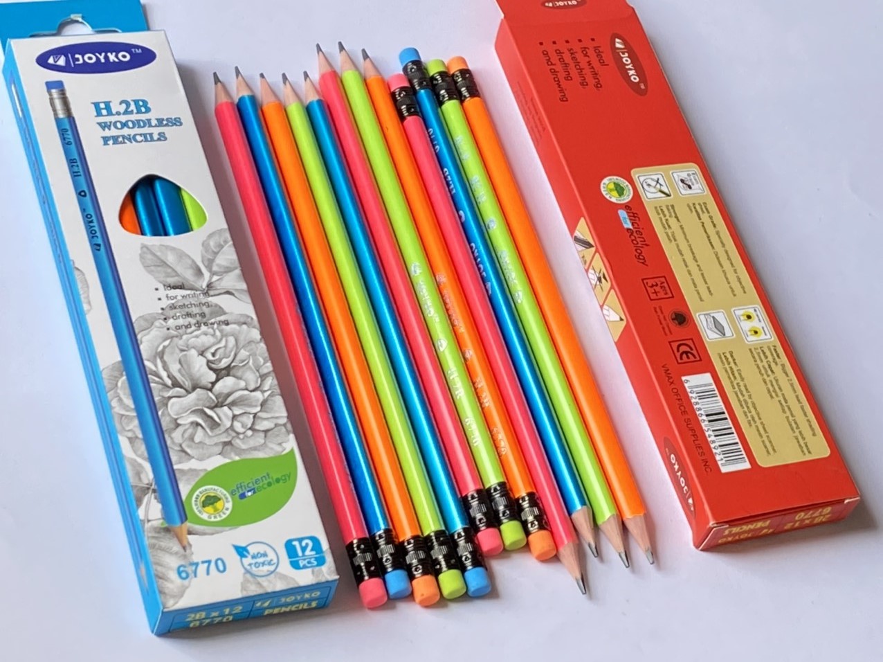 [HCM]HỘP 12 CHIẾC BÚT CHÌ 2B JOYKO GRAPHITE PENCILES 6770- Thân thiết kế dạng tam giác giúp hạn chế gãy tối đa và dễ dàng chuốt Màu sắc bút chì: DẠ QUANG XANH LÁ VÀNG HỒNG CAM Thiết kế hộp tinh tế. Đầu bút chì : ĐẦU THAN ĐEN 2.5mm khác biệt so với bút chì