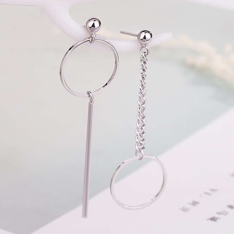 Khuyên tai nữ vòng tròn bất đối xứng