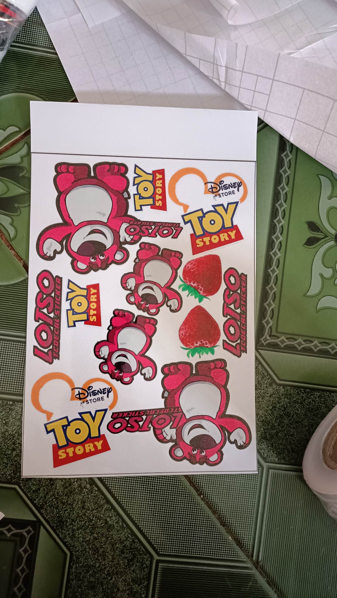 Tem tấm logo gấu dâu kt 15x20cm