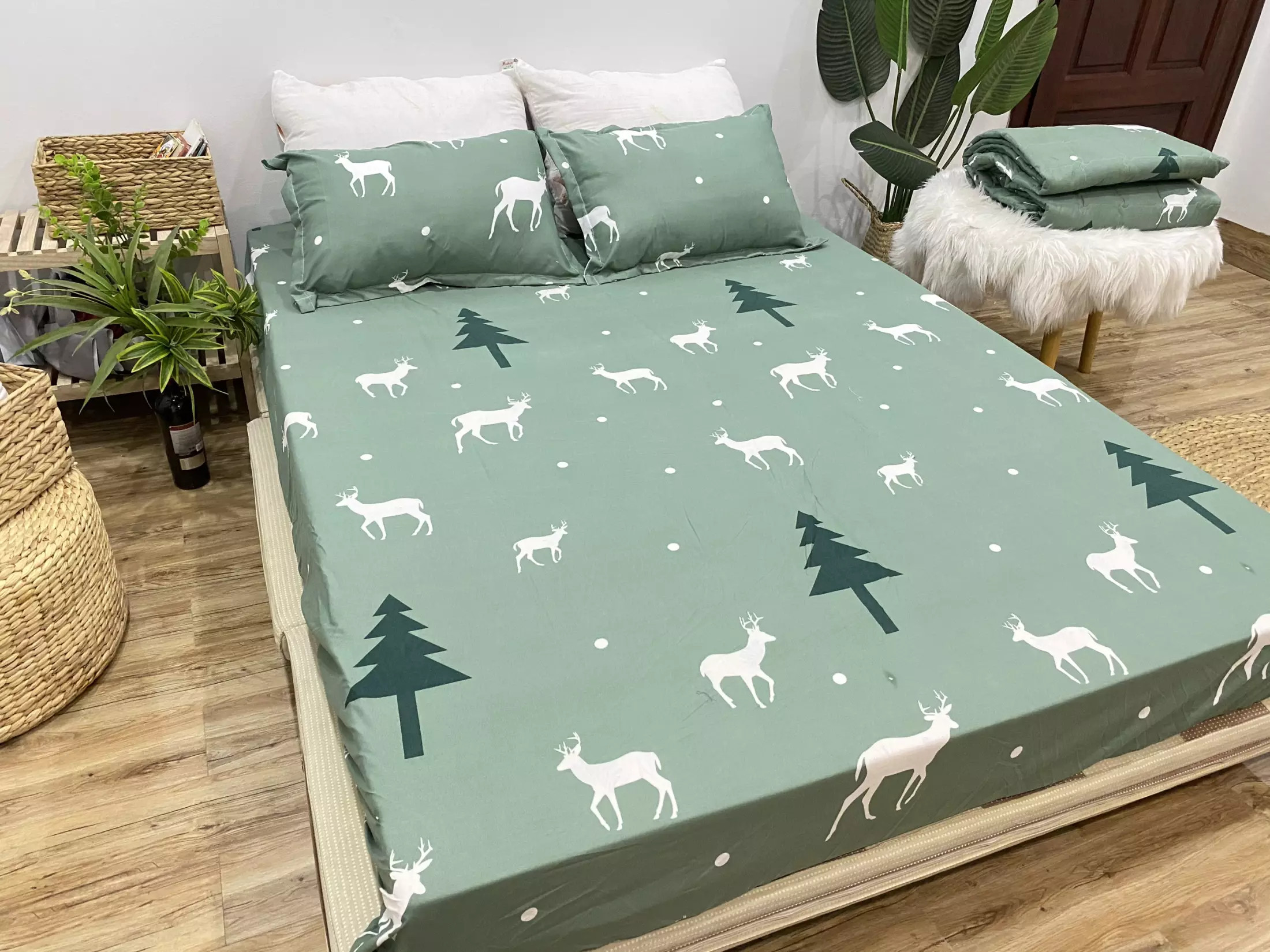 Bộ Chăn Ga Gối Hè Thu 5 Món Cây thông chất Cotton Poly ( Gồm 1 Chăn Hè, 1 ga bo chun,2 vỏ gối nằm và 1 vỏ gối ôm)"