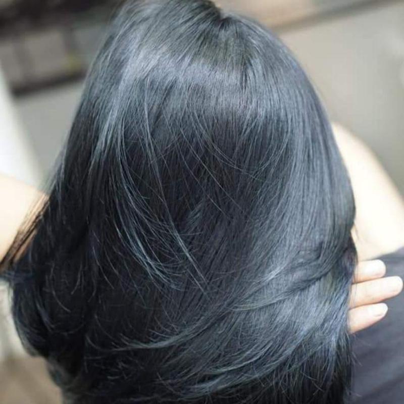 Sự kết hợp giữa màu xanh dương đen khói sẽ tạo nên một phong cách thật độc đáo và cá tính cho tóc của bạn. Xem hình ảnh này sẽ giúp bạn hiểu rõ hơn về sự kết hợp đặc biệt này và cách nhuộm tóc để đạt được kết quả đẹp nhất. Hãy cùng thử nhuộm tóc màu xanh dương đen khói để khám phá nét mới của chính mình nhé!