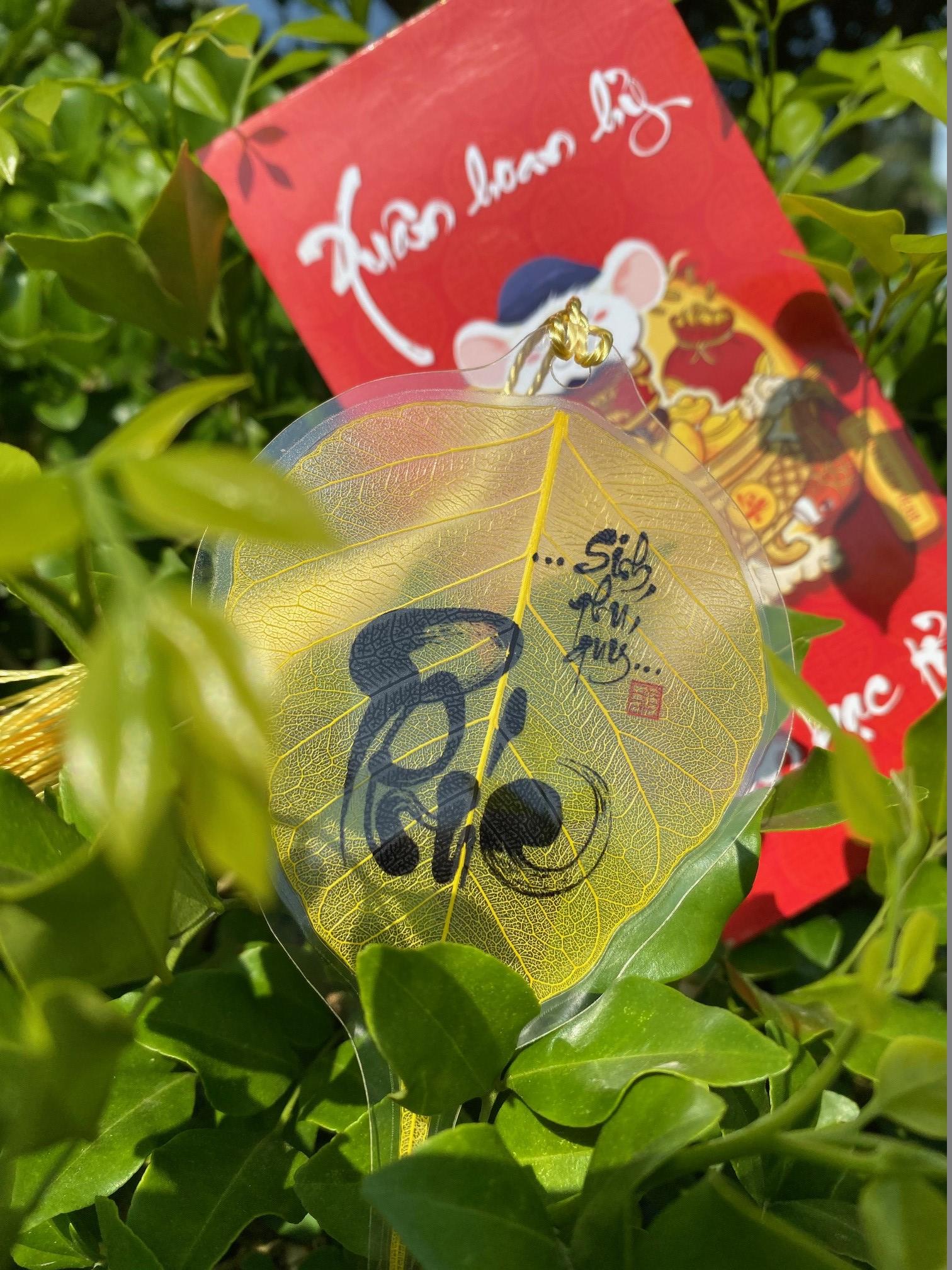 Lá bồ đề in chữ PHÚC SINH PHÚ QUÝ