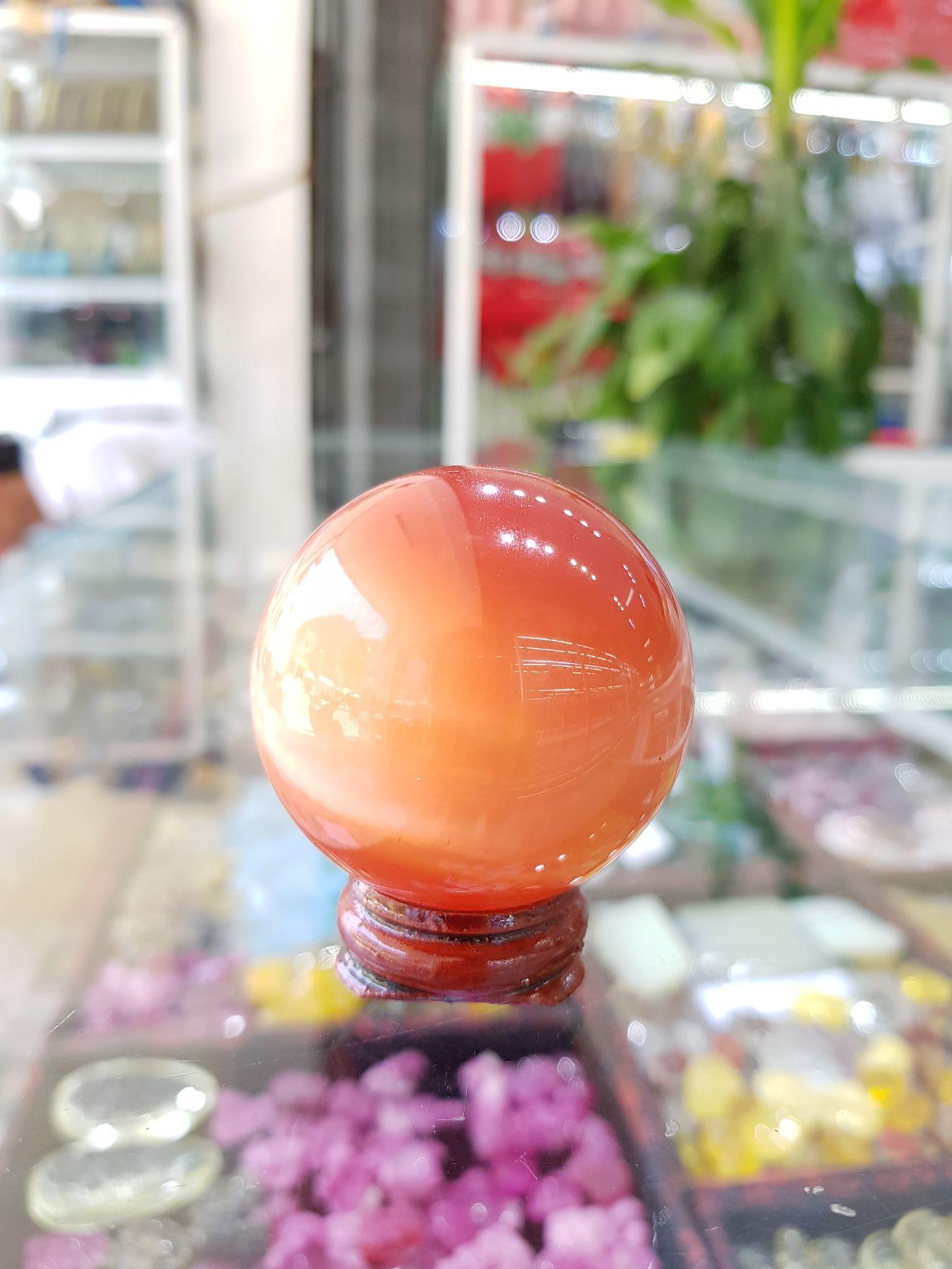 Quả Cầu Phong Thủy Đá Mắt Mèo Màu Đỏ 5cm