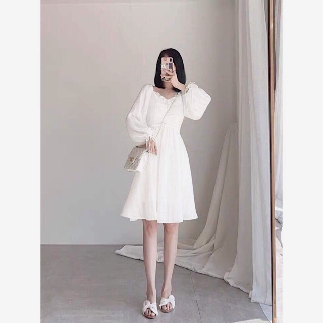 Đầm trắng nút bọc cổ bèo