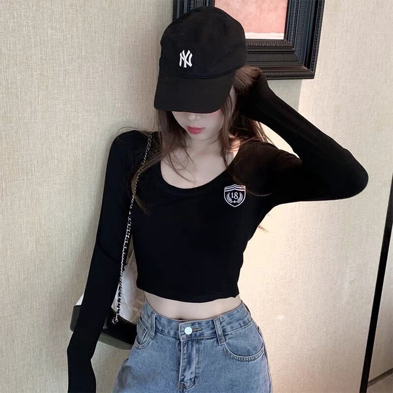 Áo thun gân croptop cổ chữ u tay dài phối logo bên ngực ttsla1143