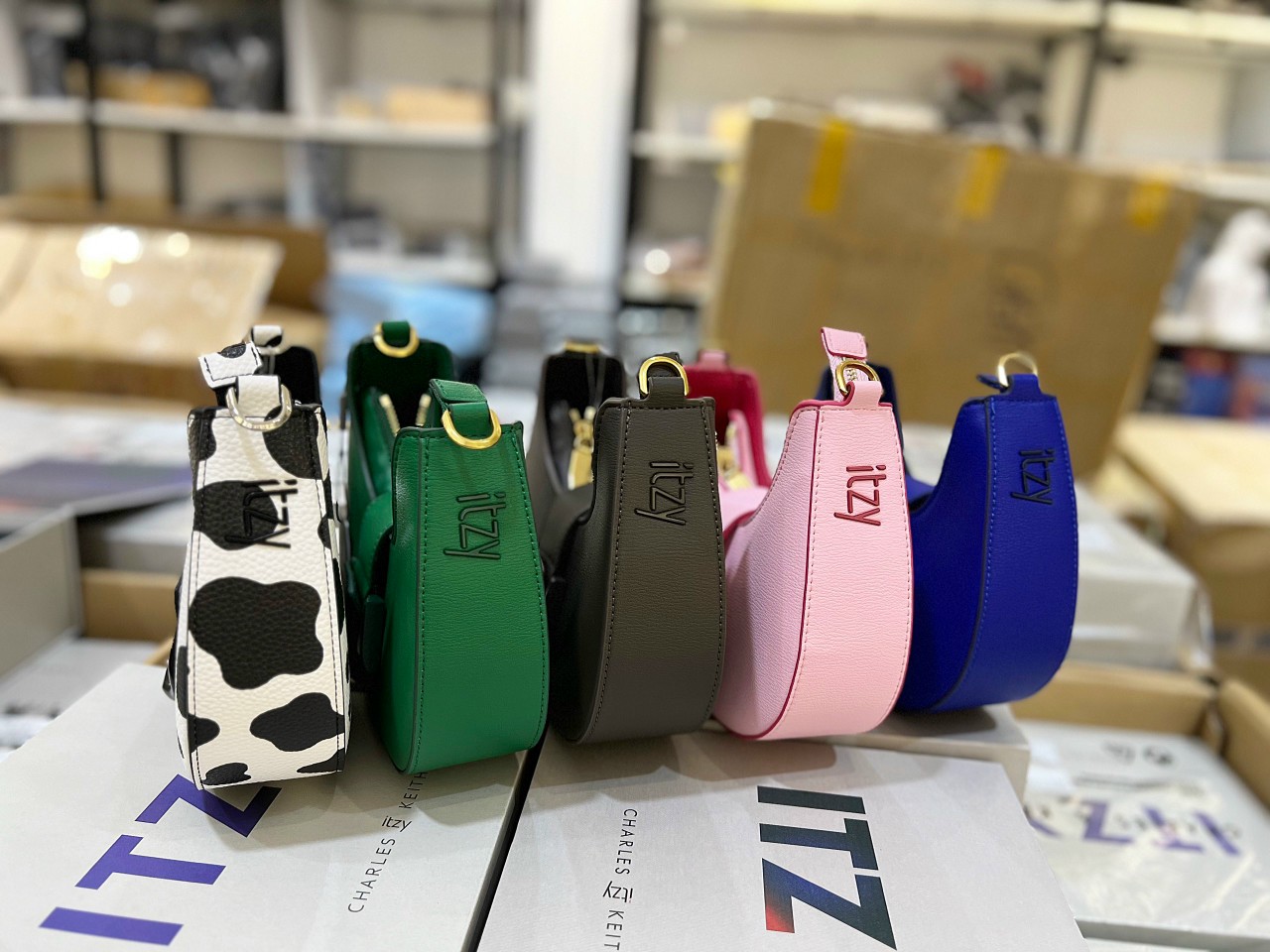 TÚI ĐEO CHÉO NỮ ITZY FULLBOX Size :19cm*6cm*11cm