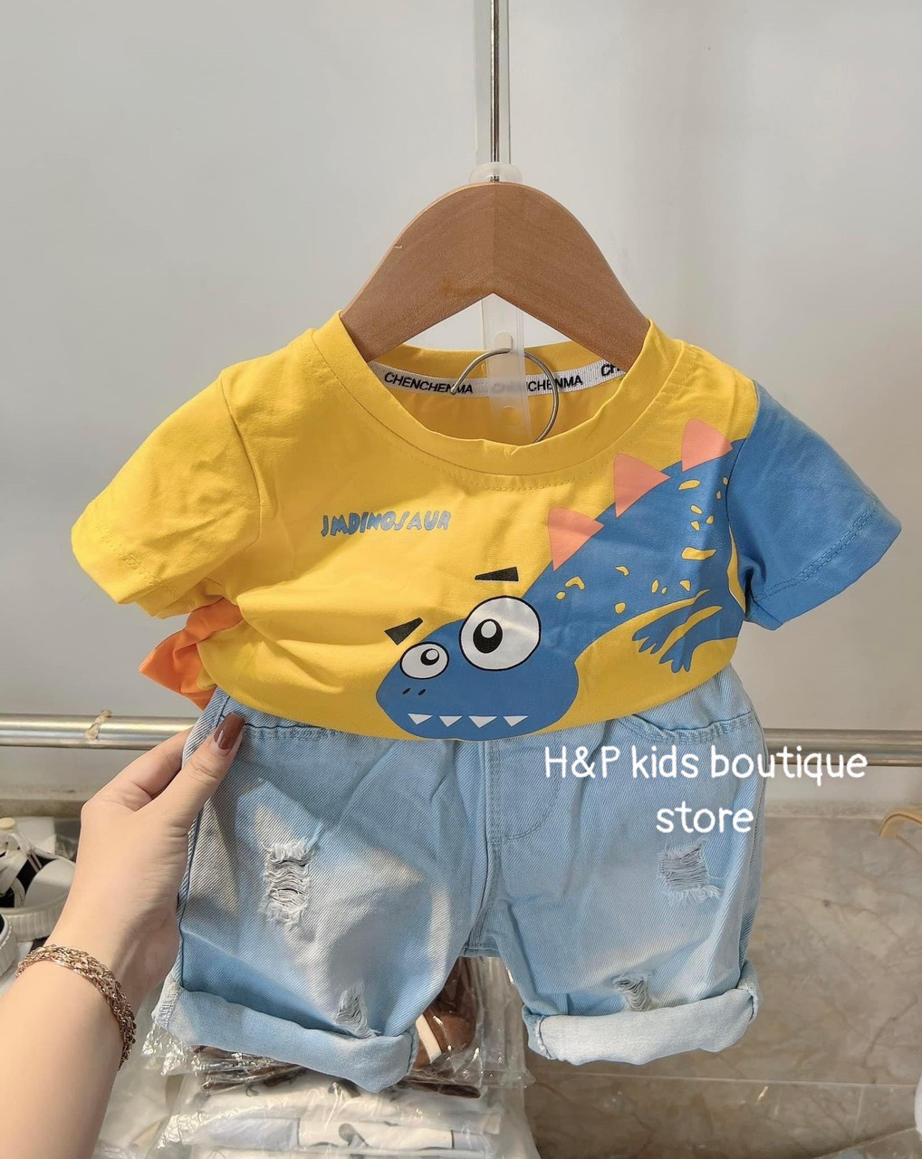 Sale bộ cộc tay quần jean in hình khủng long bé trai size 8-18kg