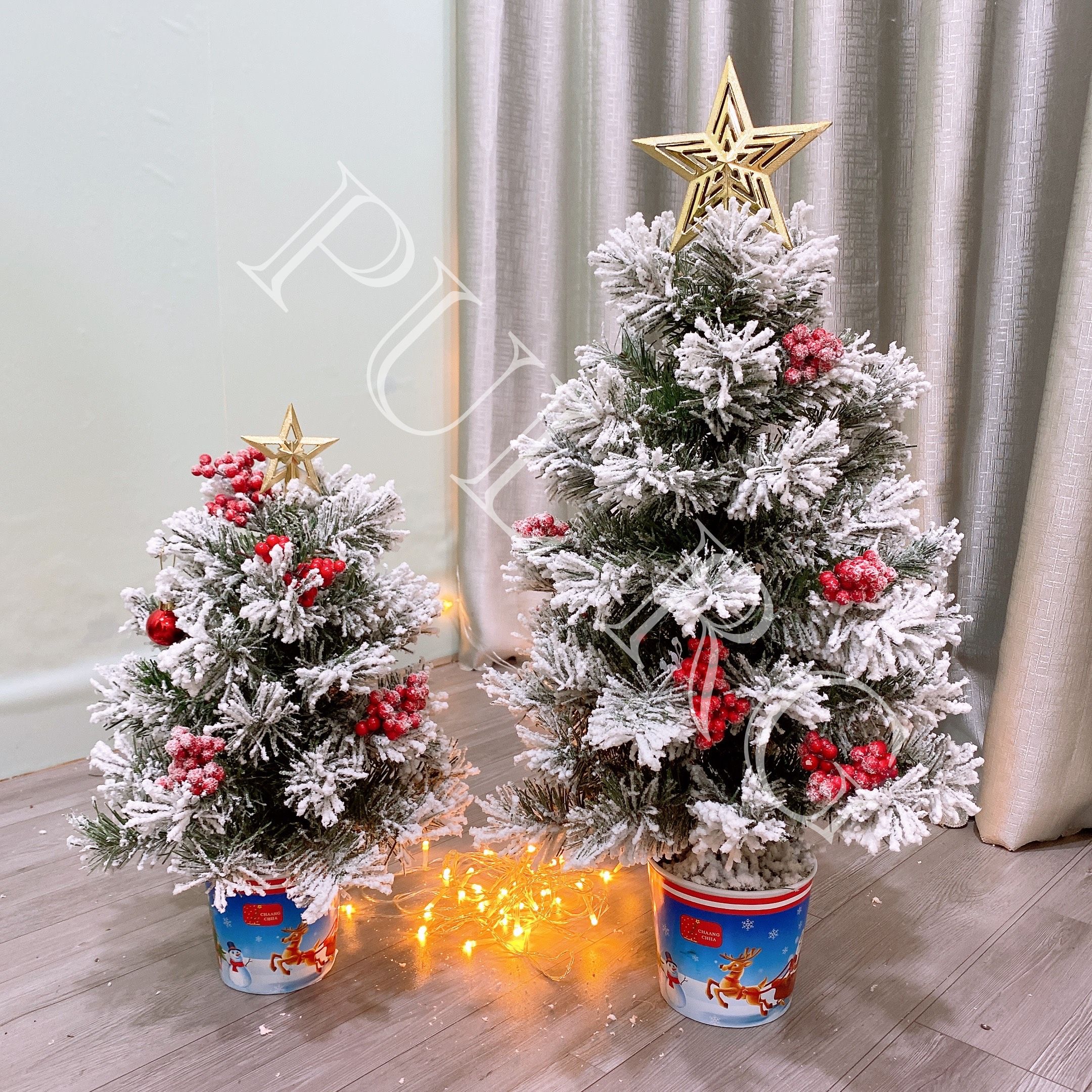 Cây thông noel PHỦ TUYẾT GẮN TRÁI ĐỎ mini để bàn có sẵn phụ kiện trên cây trang trí decor giáng sinh