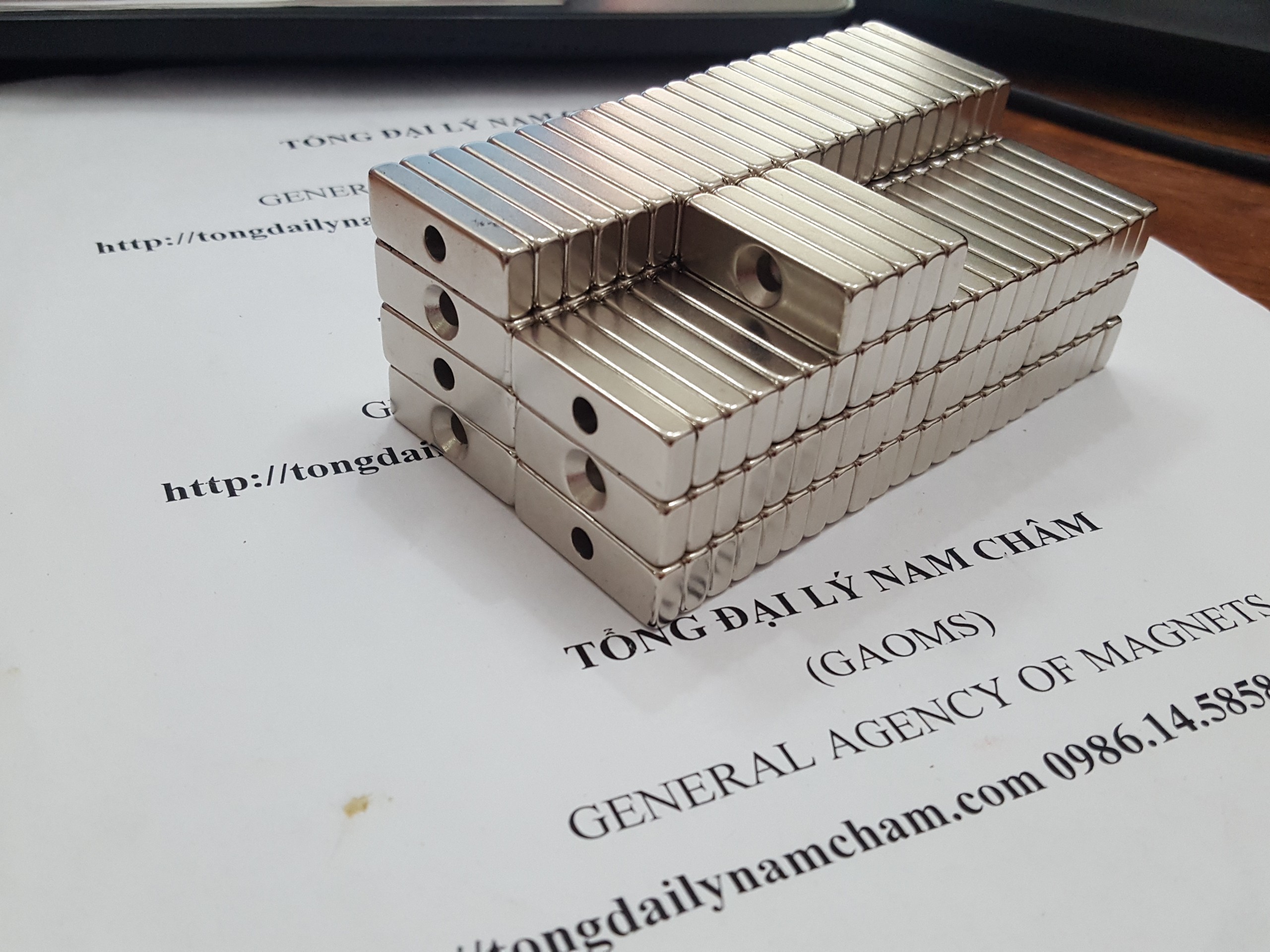 5 viên nam châm 30x10x5 lỗ vát 4mm