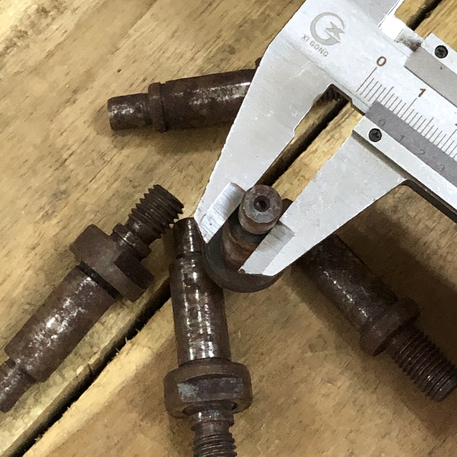 Trục - cốt gắn đá mài Maktec MT954, MT951
