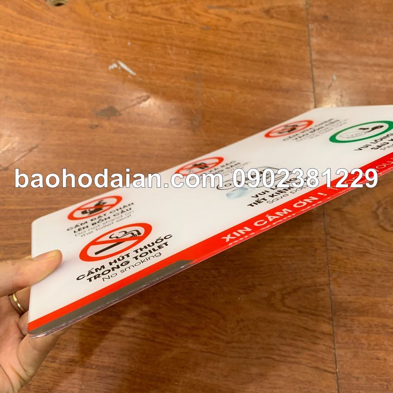 Bảng mica lưu ý khi đi vệ sinh (nhiều mẫu)