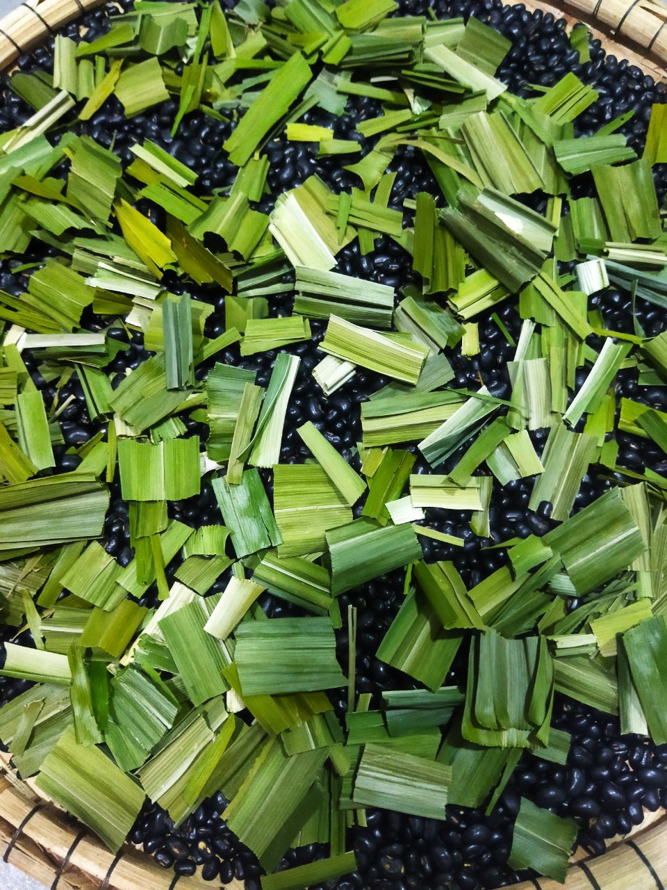 1kg Trà đậu đen xanh lòng + Lá dứa( túi 1kg rang Sẵn)