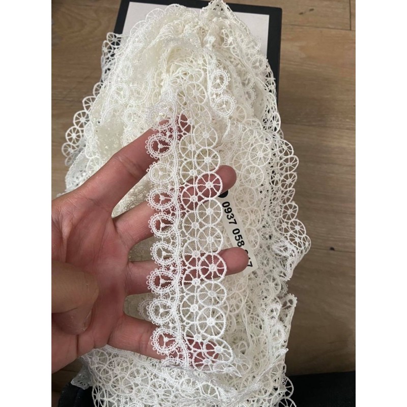Ren viền ( ren cotton , ren chỉ ) . trang trí