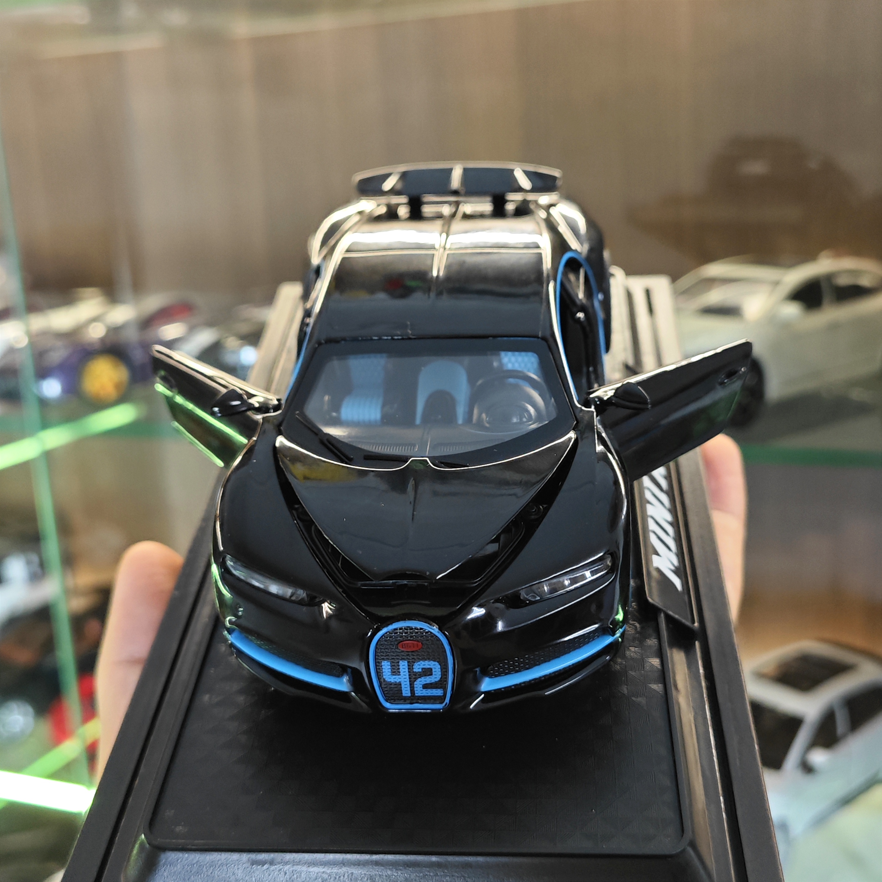 Xe mô hình sắt Bugatti Chiron tỉ lệ 1:32 hãng Miniauto đen xanh