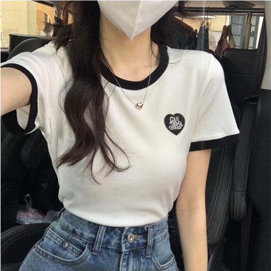 Áo thun croptop nữ trắng viền đen Call me baby