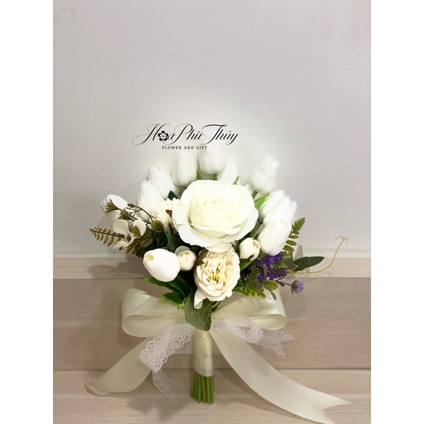 Bó hoa cầm tay cô dâu tulip